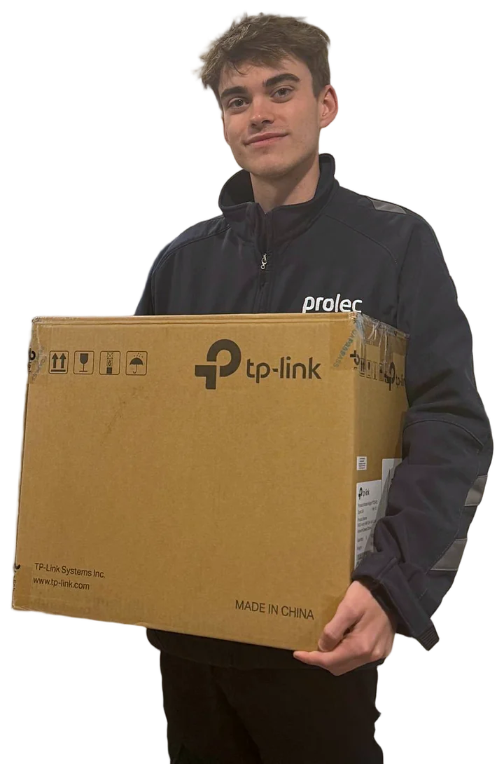 Medewerker van Netwerkloods met een pakket