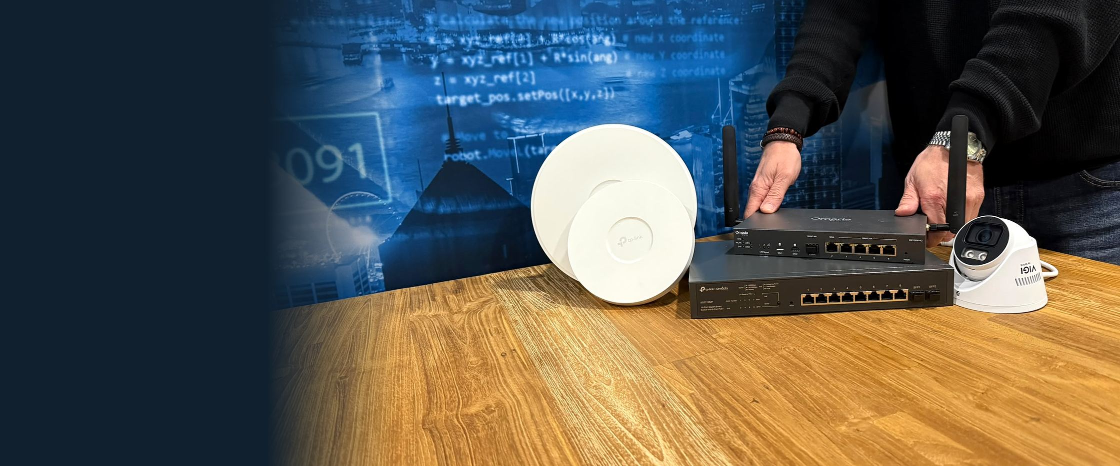 Access points, switch, router en VIGI-camera van TP-Link en Omada op tafel